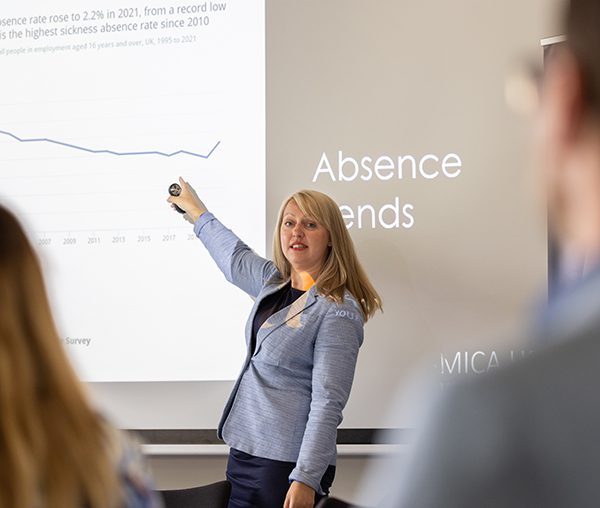 HR Benchmarking with a graph projection and HR expert presentation